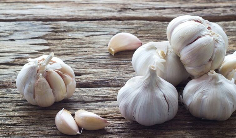 Garlic to treat foot fungus at home.