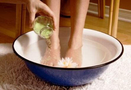 bath to treat toenail fungus